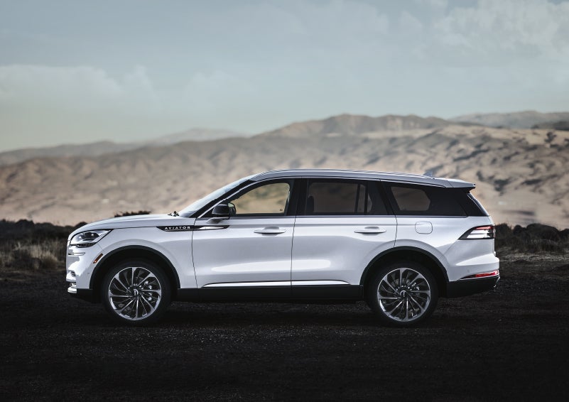 A Lincoln Aviator® SUV is parked on a scenic mountain overlook | Varsity Lincoln in Novi MI