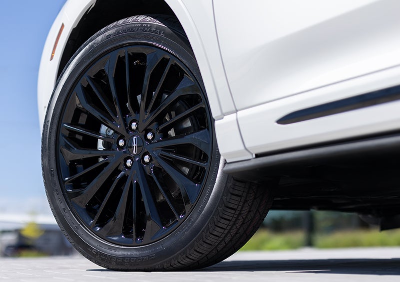 The stylish blacked-out 20-inch wheels from the available Jet Appearance Package are shown. | Varsity Lincoln in Novi MI