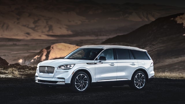 A 2024 Lincoln Aviator® SUV is parked at a mountain overlook | Varsity Lincoln in Novi MI