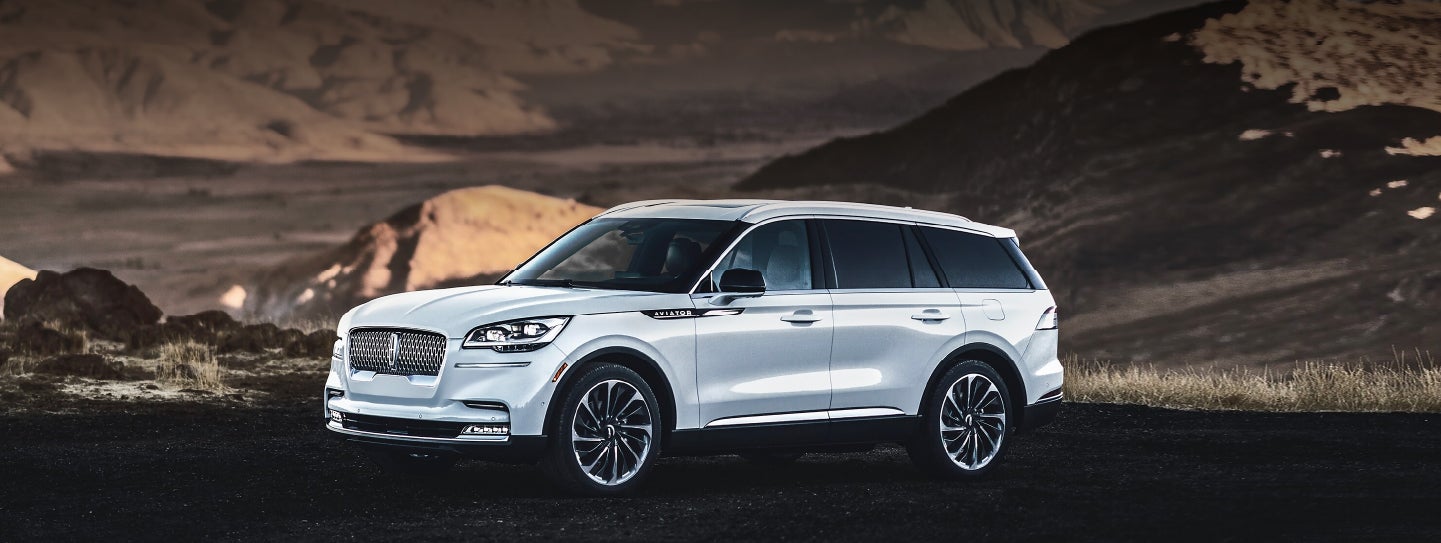 A 2024 Lincoln Aviator® SUV is parked at a mountain overlook | Varsity Lincoln in Novi MI