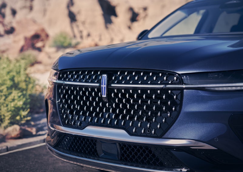 The stylish grille of a 2024 Lincoln Nautilus® SUV sparkles in the sunlight. | Varsity Lincoln in Novi MI