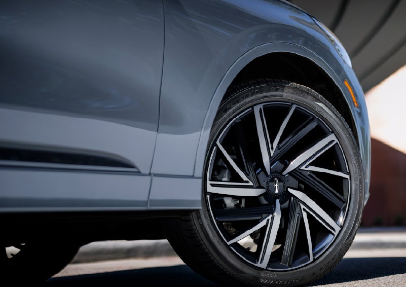 The wheel of the 2027 Lincoln Aviator® Black Label™ SUV is shown slightly angled out. | Varsity Lincoln in Novi MI